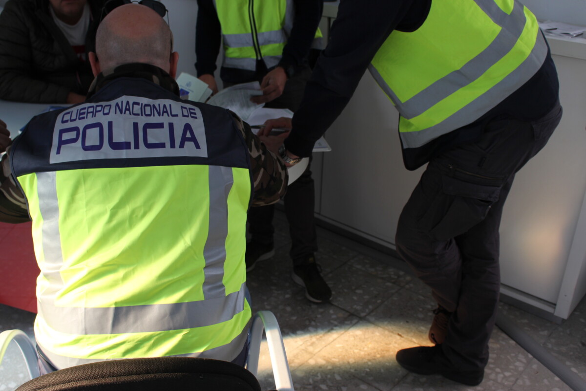 Agentes de la Policía Nacional inspeccionando documentación