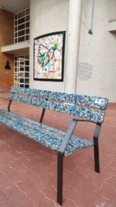 Banco reciclado tapones colegio Foios