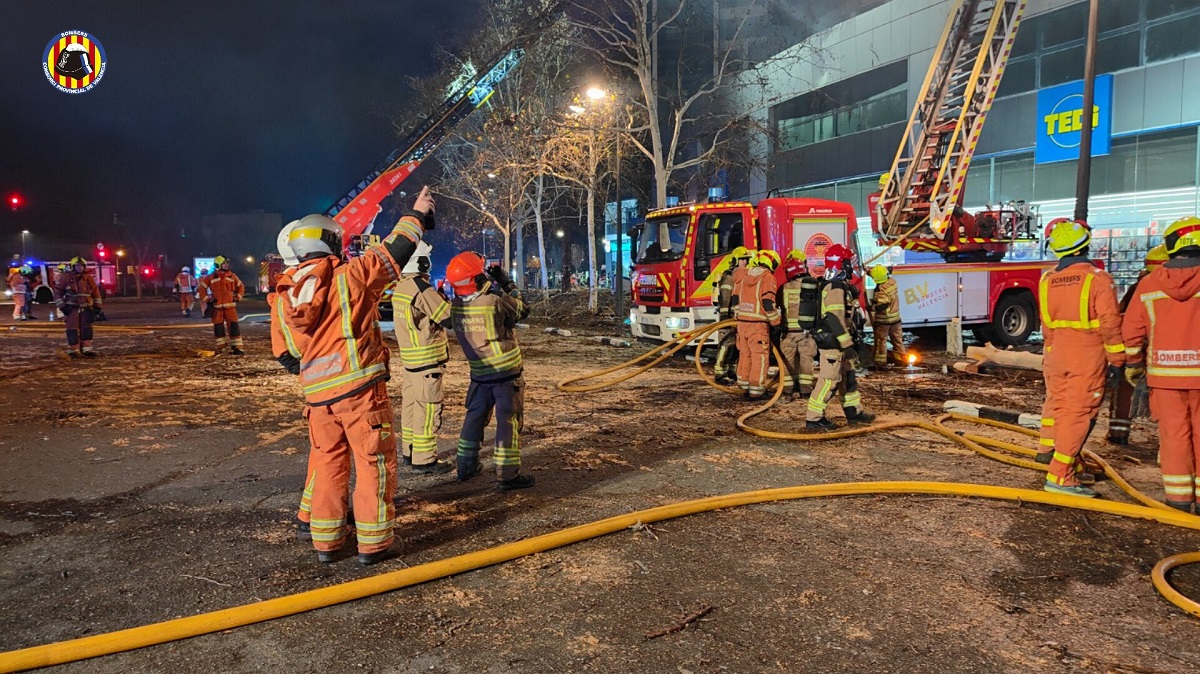 Bomberos en el incendio del edificio de Campanar