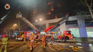 Bomberos del Consorcio en el incendio del edificio de Campanar