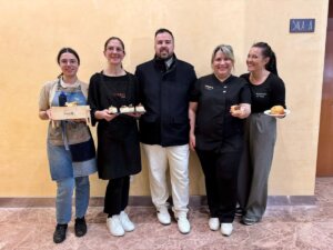 El concejal de Comercio, Lucas Jodar con las representantes de los cuatro establecimientos hosteleros de la ciudad que ofrecieron sus tapas relacionadas con el fuego