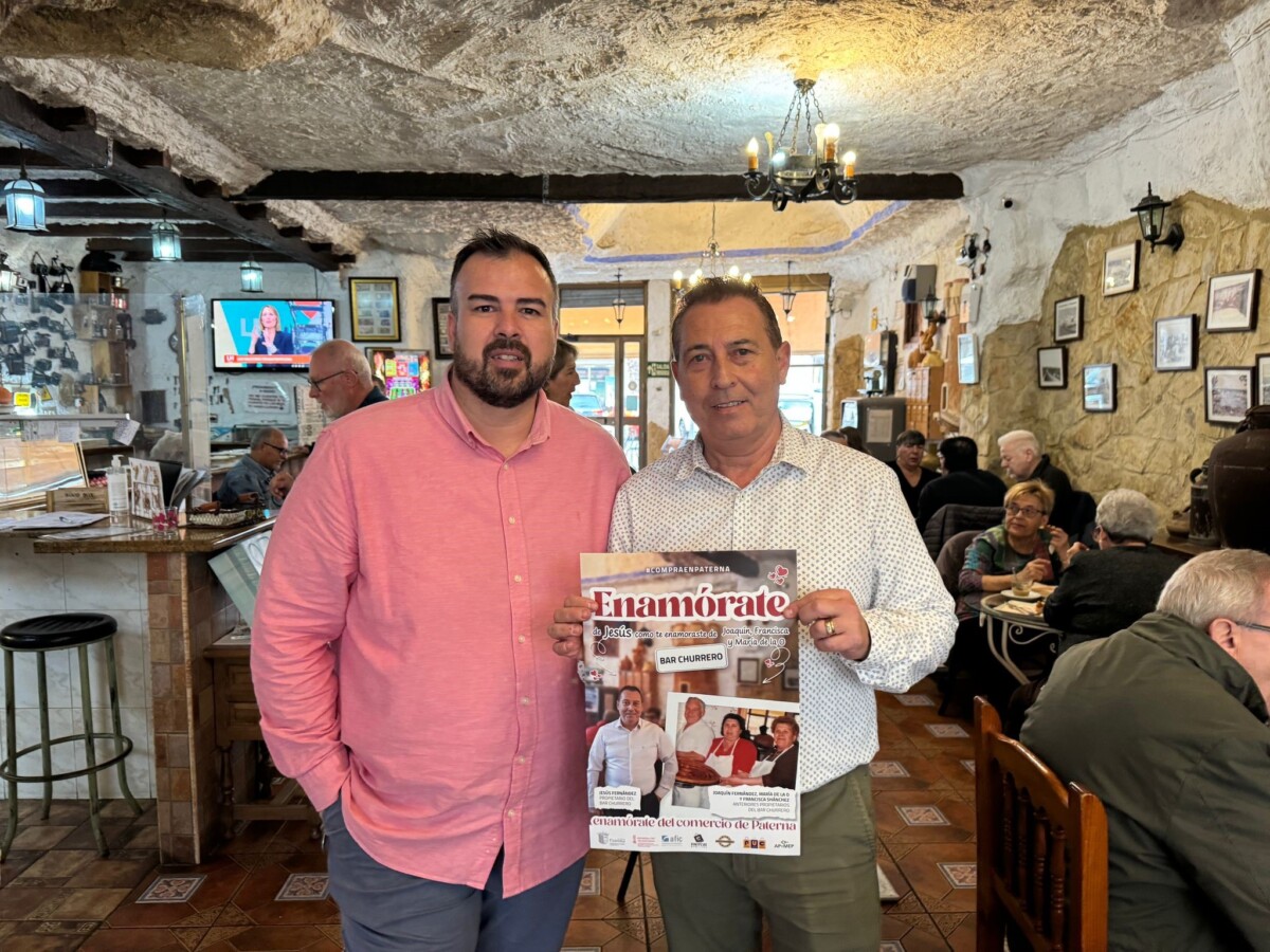 El concejal de Comercio, Lucas Jodar junto a un propietario de uno de los establecimientos de Paterna que protagoniza la campaña