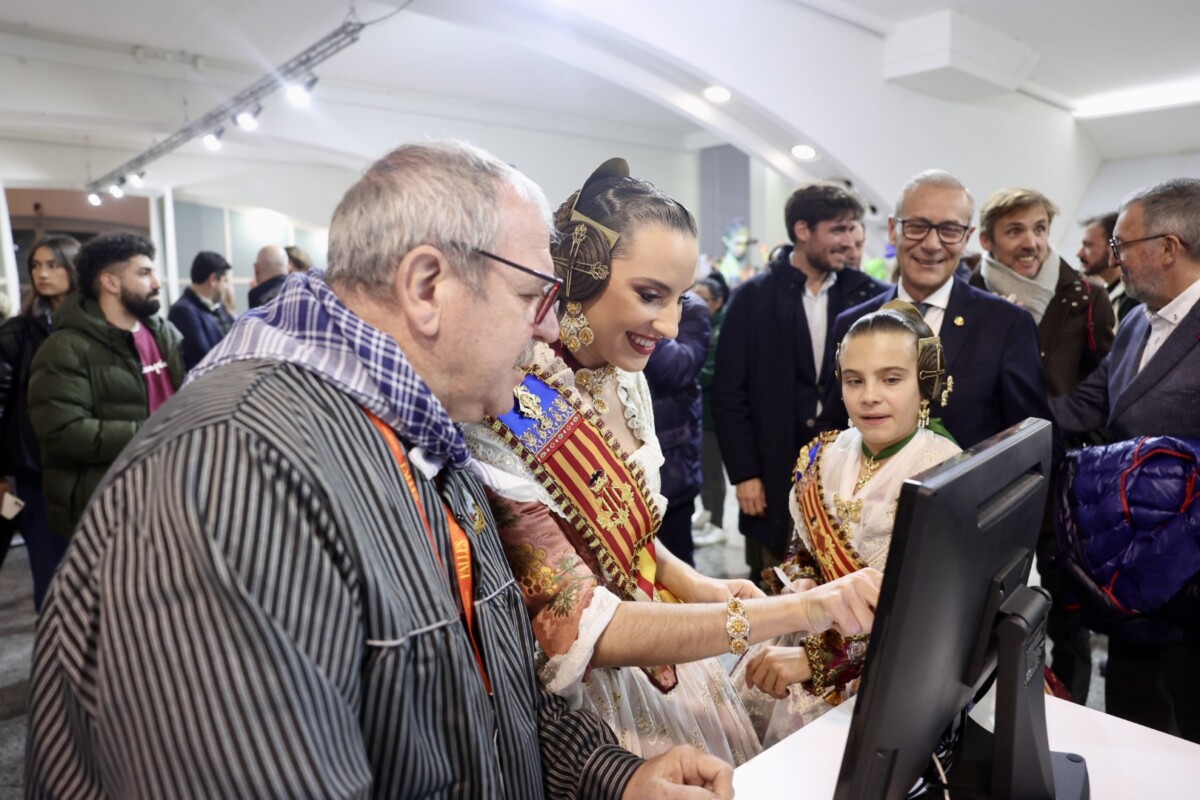 María Estela Arlandis vota su ninot preferido ante Marina García y Santiago Ballester.