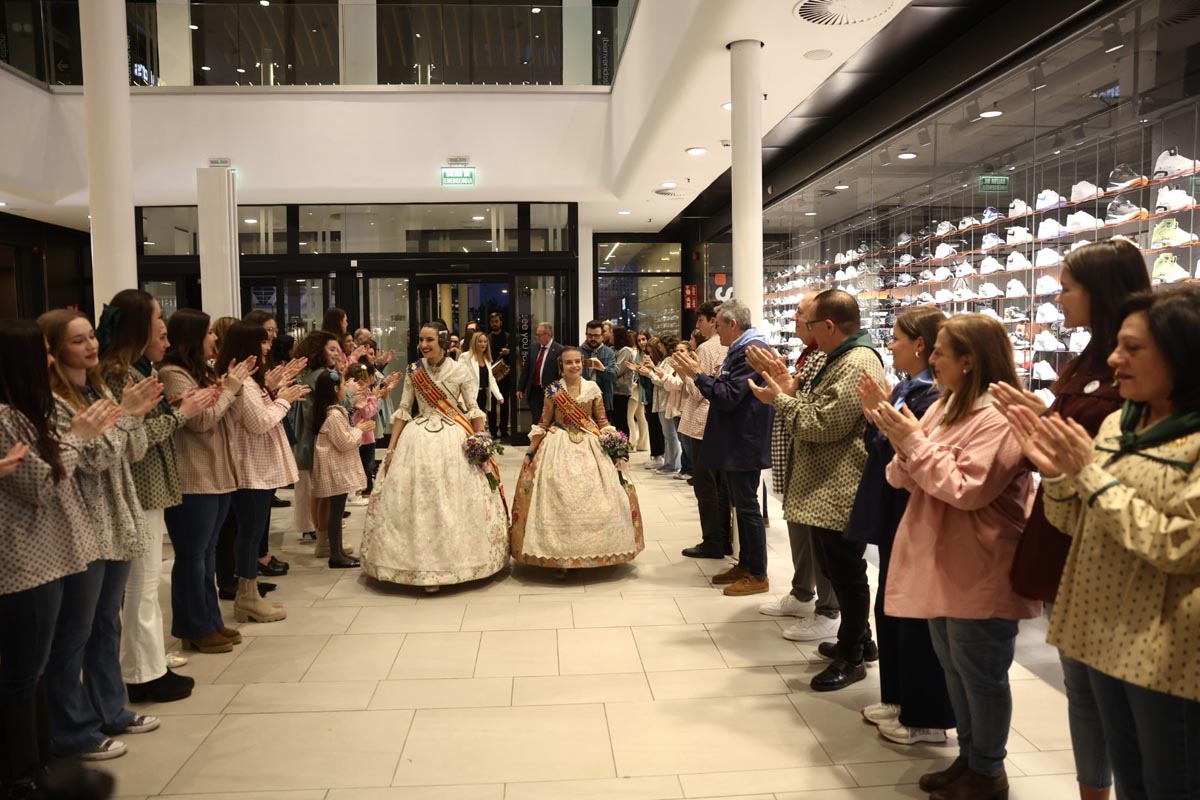 Las falleras mayores de Valencia en el Centro Comercial Saler