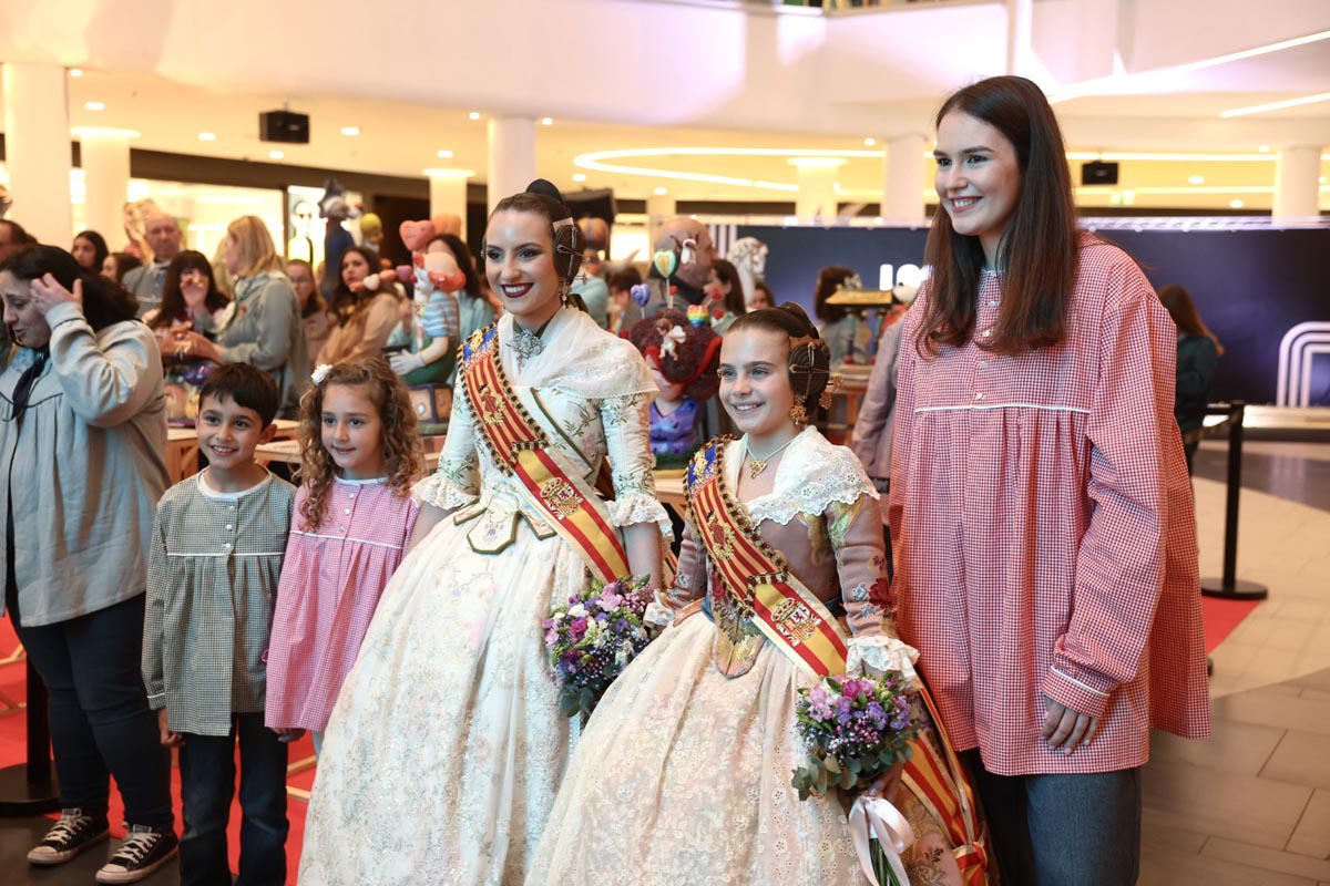 Las falleras mayores de Valencia en el Centro Comercial Saler
