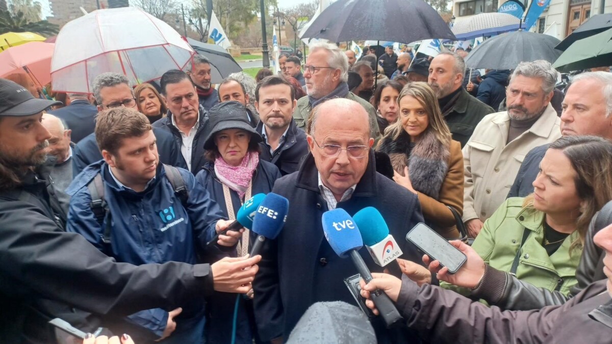 Ignacio Gil Lázaro interviene en la concentración frente a Delegación del Gobierno