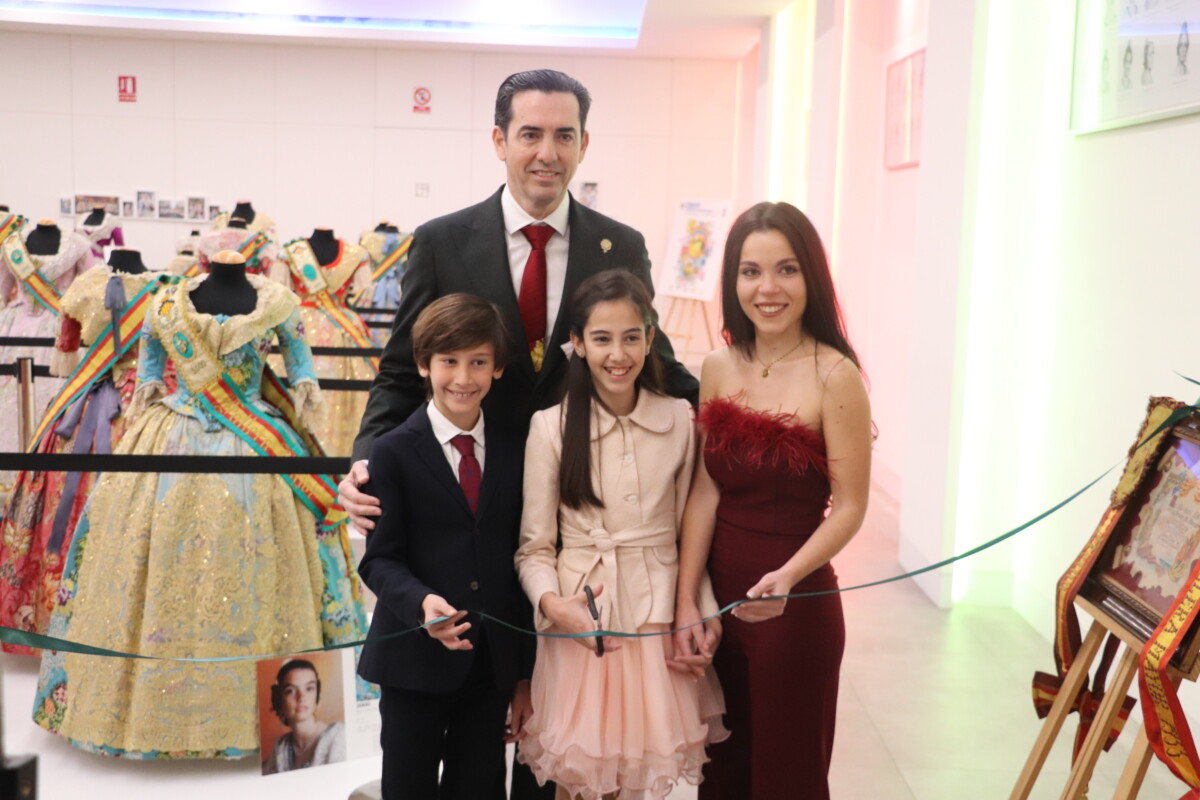 A punto para el corte de la cinta