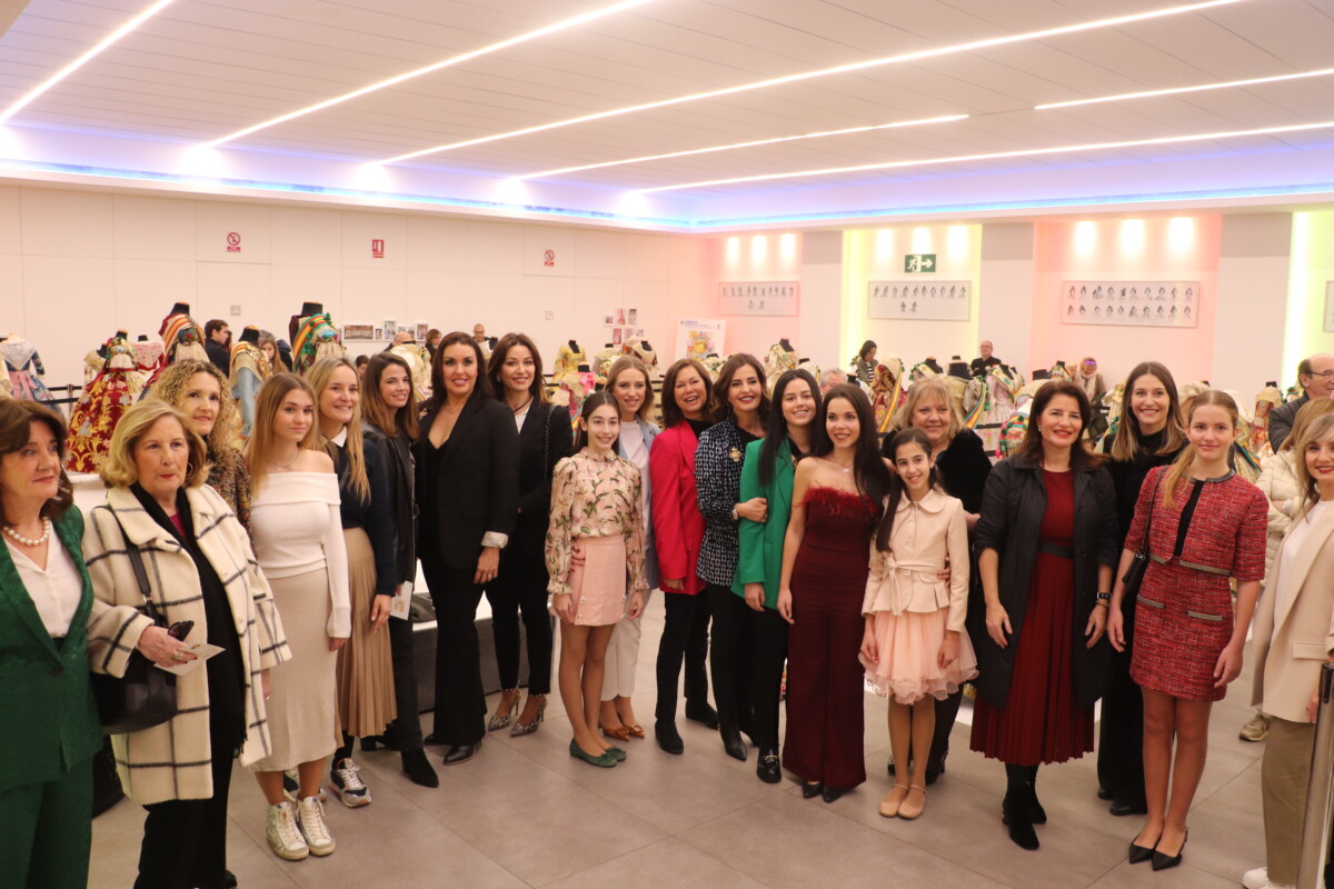 Foto de familia de falleras mayores