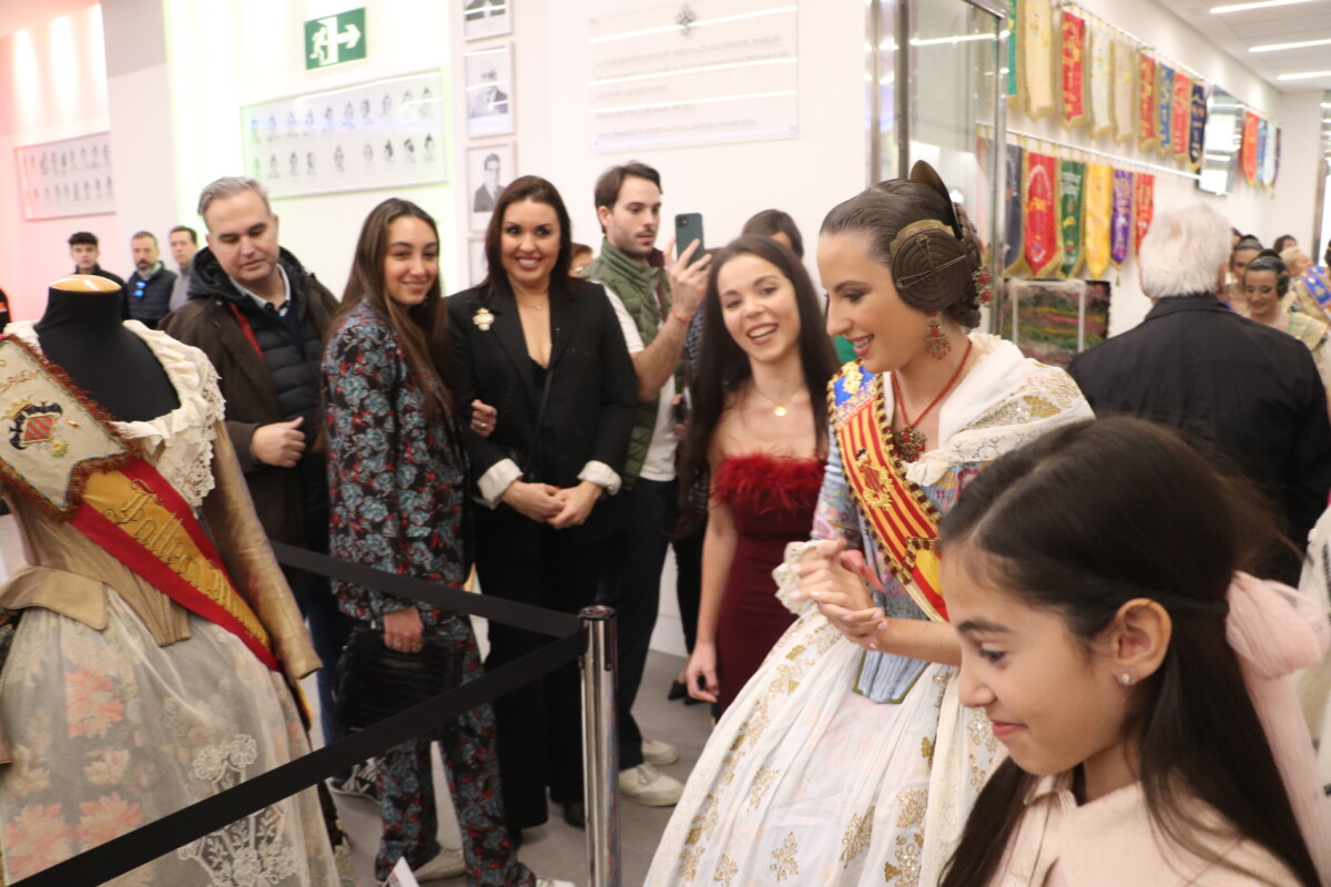 María Estela Arlandis, Fallera Mayor de Valencia, entra en la exposición de Convento Jerusalén