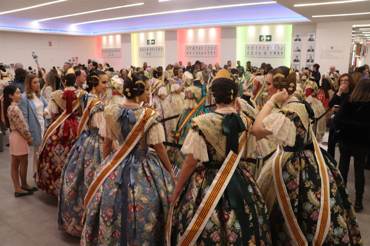 La Falla Convento Jerusalén-Matemático Marzal abre una exposición solidaria de 67 trajes históricos de fallera