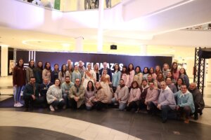 Las falleras mayores de Valencia en el Centro Comercial Saler