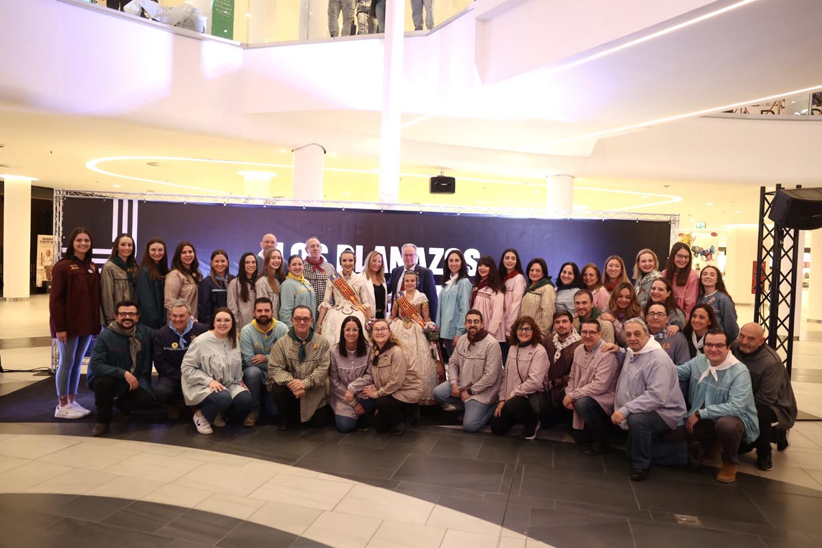 Las falleras mayores de Valencia en el Centro Comercial Saler
