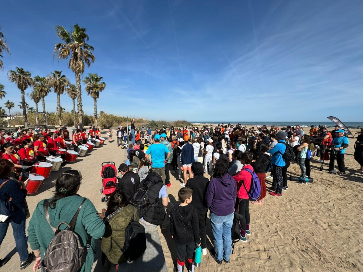 Limpieza de la playa de la Patacona de plásticos y microplásticos