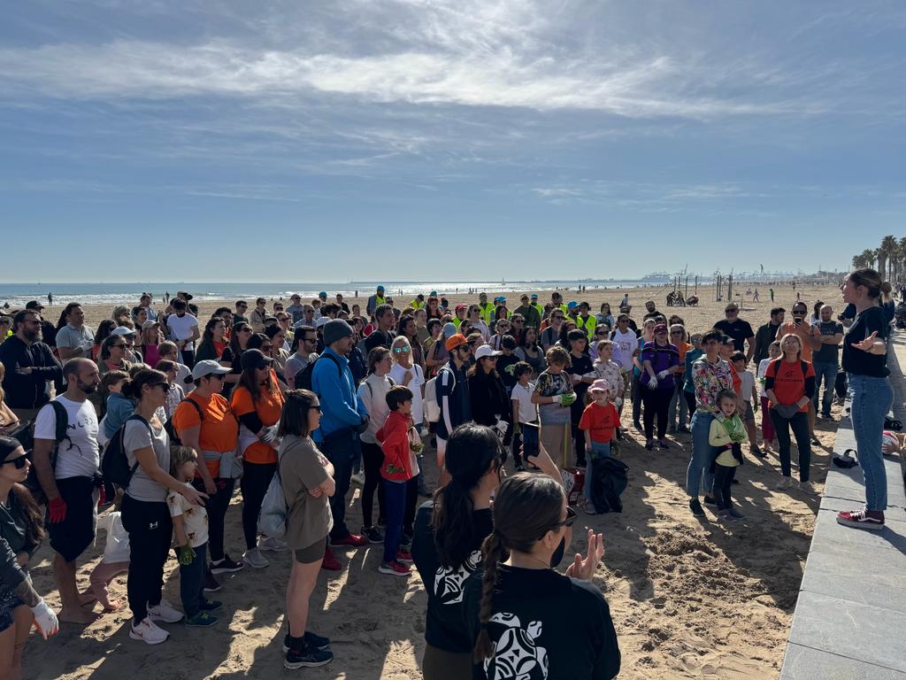Limpieza de la playa de la Patacona de plásticos y microplásticos