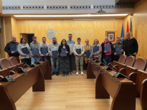 Lorena Silvent, alcaldesa de Catarroja junt amb regidor Festes i representants de Falles