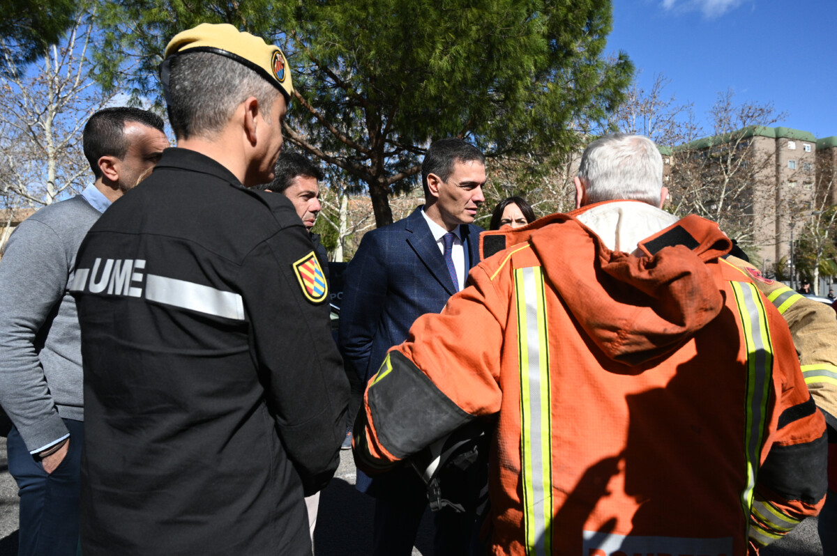 Pedro Sánchez en la zona del edificio incendiado en Campanar