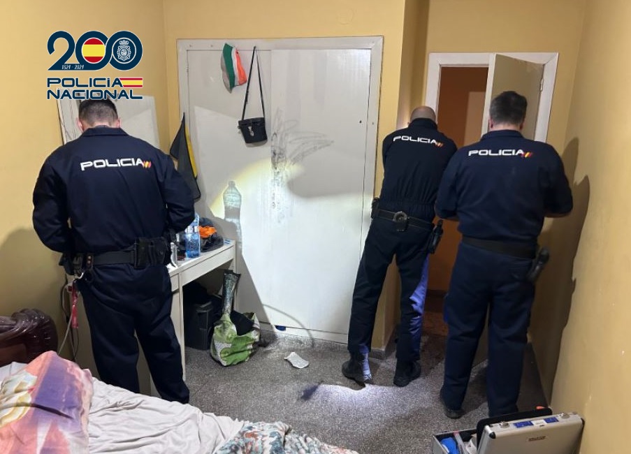 Agentes registrando la vivienda okupada por los sospechosos