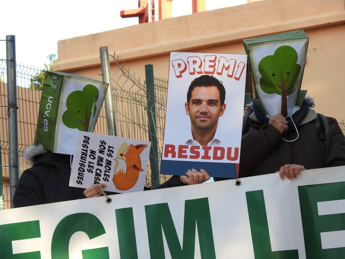 Activistas de Acció Ecologista-Agró a los pies del depósito de Paterna