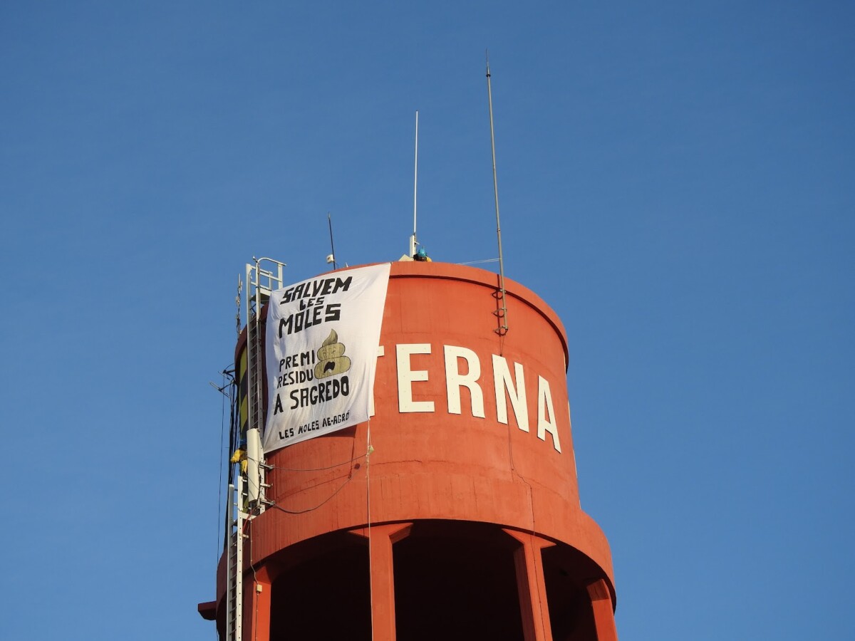 Pancarta de Acció Ecologista-Agró en el depósito de Paterna