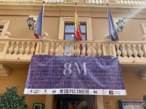 Pancarta del 8M al balcó de l'Ajuntament de Foios