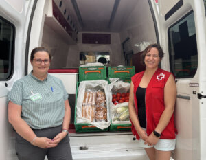 Representantes de Mercadona y de Cruz Roja de Tavernes de la Valldigna durante una entrega