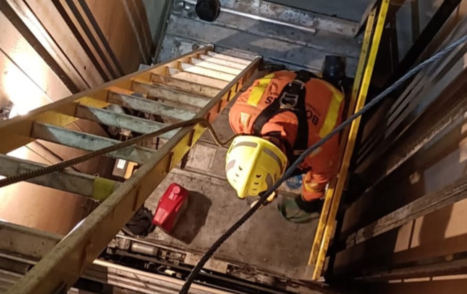 Rescate de dos personas de un ascensor en Torrent