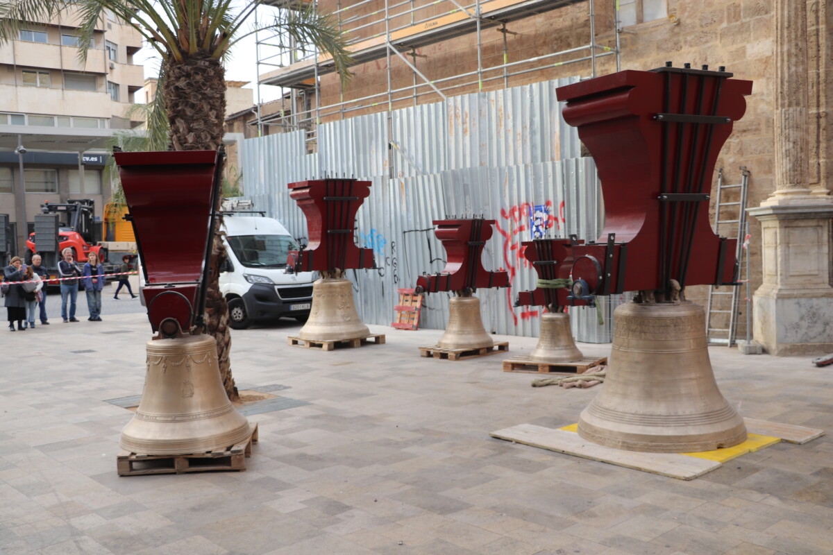 Subida de las 7 campanas de los Santos Juanes a su campanario