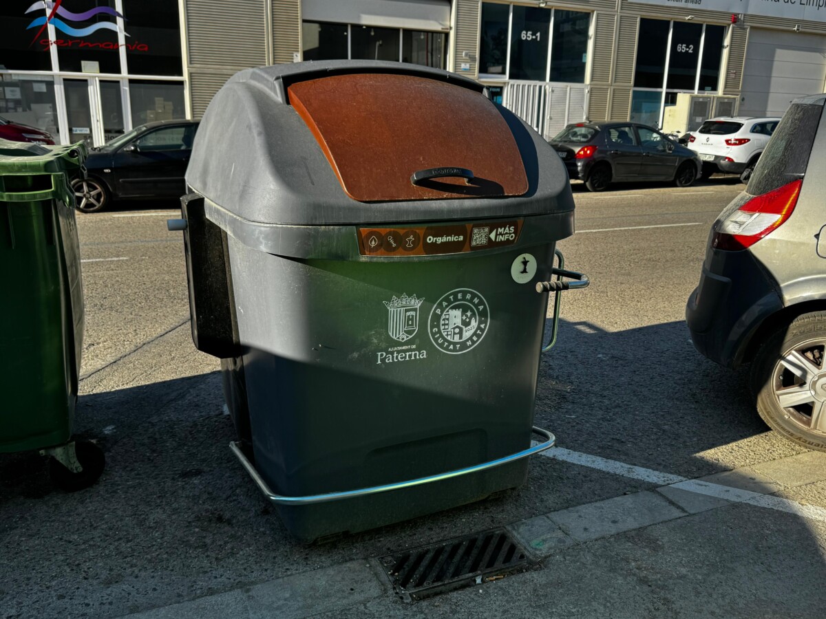 Uno de los contenedores marrones ubicado en el área empresarial Fuente del Jarro de Paterna.