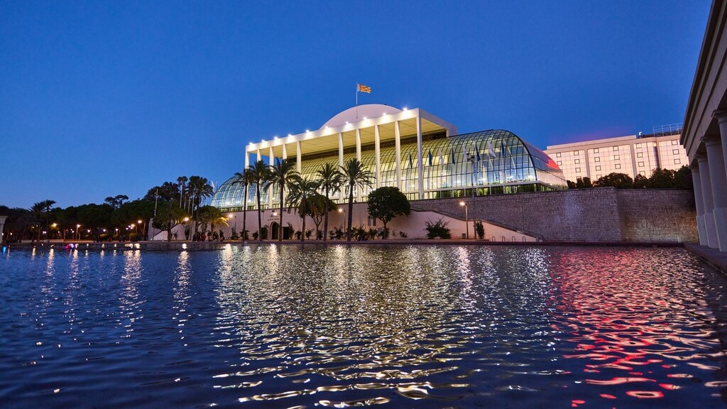 Imagen nocturna del Palau de la Música de Valencia