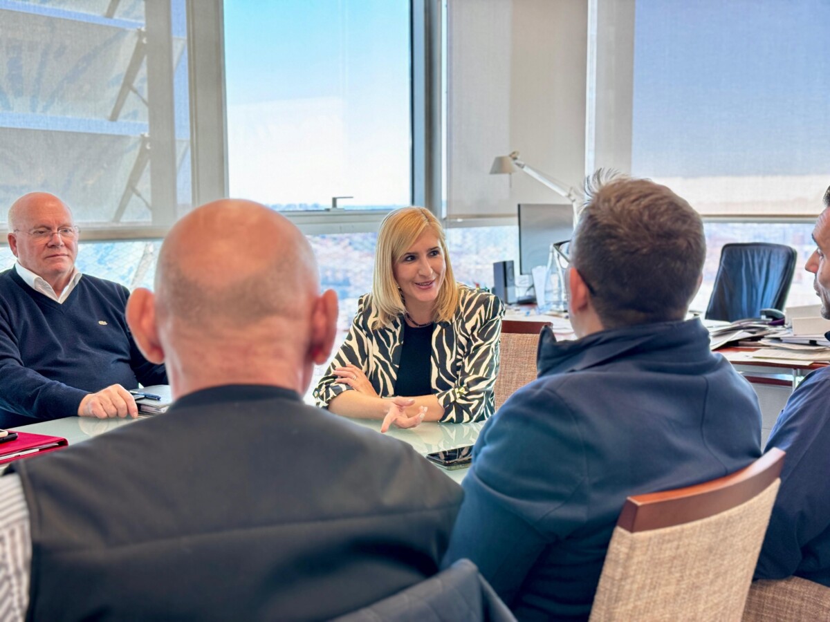 Salomé Pradas, reunida con las asociaciones del Taxi