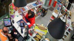 El atracador esgrime un cuchillo de grandes dimensiones para amedrentar al empleado de la gasolinera de Beniparrell