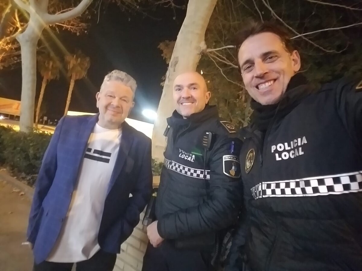Alberto Chicote con la Policía Local de Alboraya