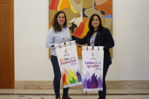 Alcaldesa i regidora amb banderins premis Igualtat i Diversitat Catarroja