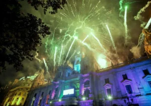 Castillo de fuegos artificiales en la plaza del Ayuntamiento de València