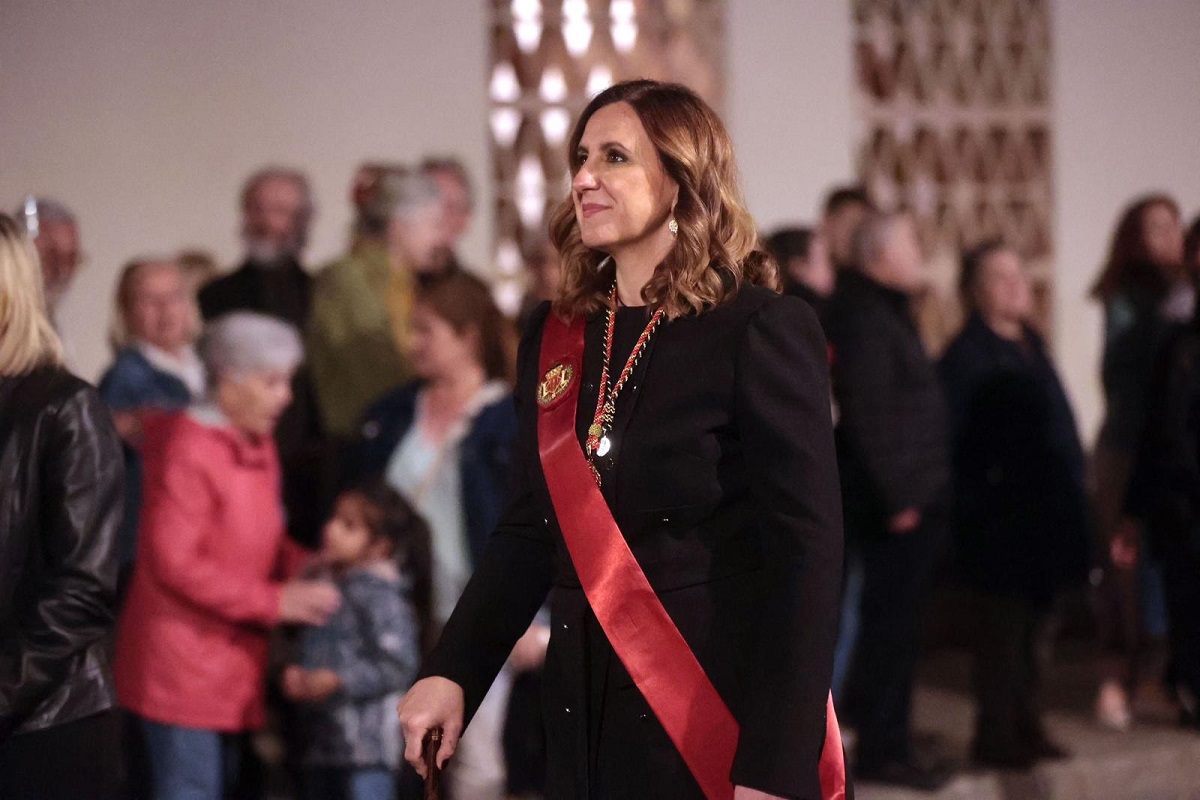 La alcaldesa, que ha sido este año nombrada clavariesa de honor por la Corporación de Granaderos de la Virgen de los Dolores, participó también en el recorrido procesional que arrancó en la plaza de l’Església dels Àngels del Cabanyal. Catalá, que participó en el cortejo como clavariesa de honor, recibió la medalla que la acredita como parte de la Clavaría de la citada entidad centenaria “por ser una defensora de las tradiciones valencianas y de la Semana Santa Marinera”. Los barrios del Cabanyal, el Canyamelar y el Grau se encuentran ya inmersos en los actos y celebraciones de la Semana Santa Marinera, que concluirá el domingo 31 de marzo con el desfile de Resurrección. Hasta entonces, el programa de actos contará con momentos especialmente singulares y estimados por el vecindario como la visita de los Cristos a la playa para orar por los marineros fallecidos, o el encuentro de la Dolorosa Coronada y Nuestro Padre Jesús Nazareno en las Reales Atarazanas, la Procesión del Silencio