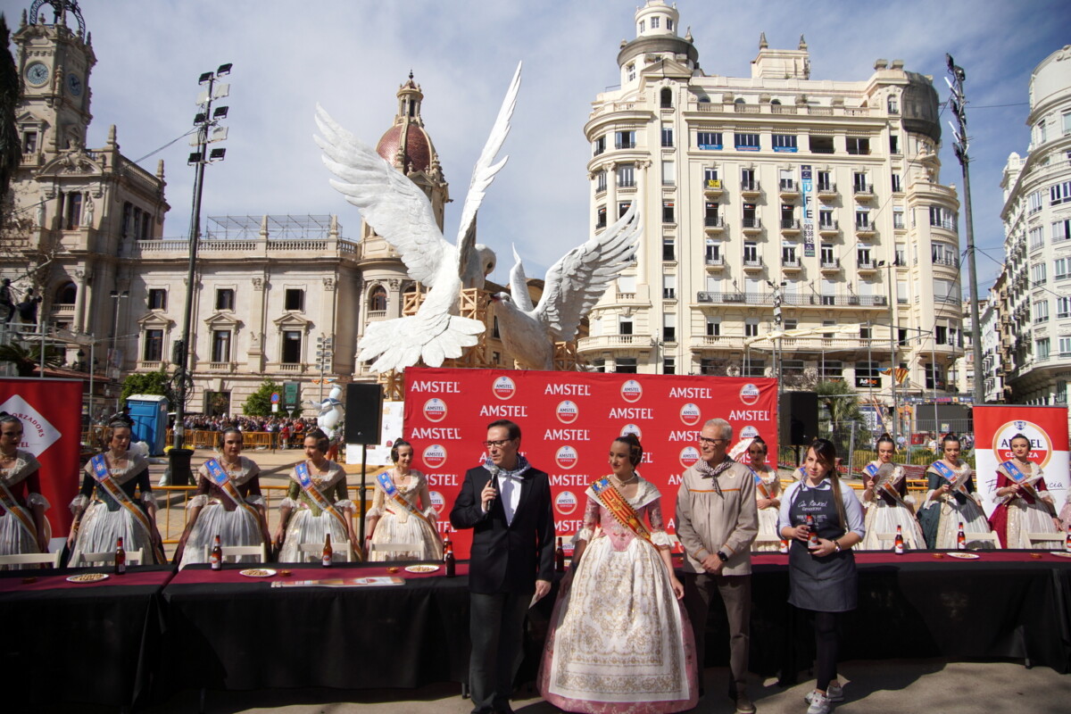 Dia del'esmorzà de Amstel junto a la falla municipal