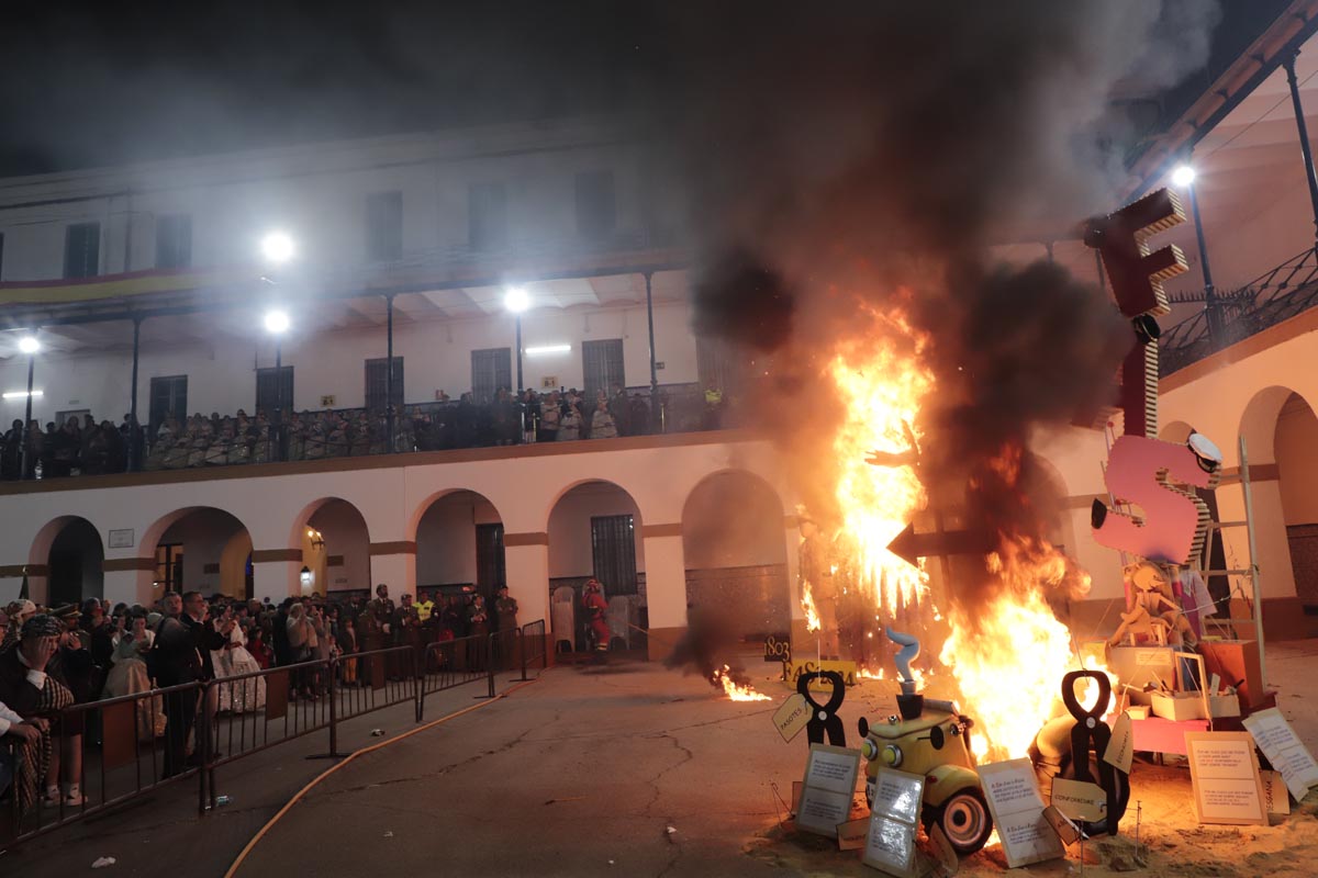 Homenaje de las Fuerzas Armadas y la Guardia Civil a las Fallas de Valencia