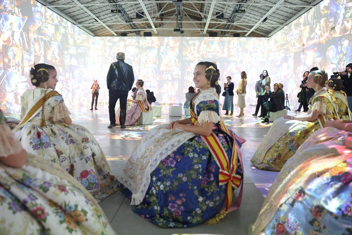 La Fallera Mayor Infantil de Valencia, Marina García, admira la instalación digital