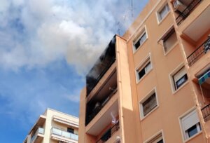 Incendio de una vivienda en un quinto piso en Paterna