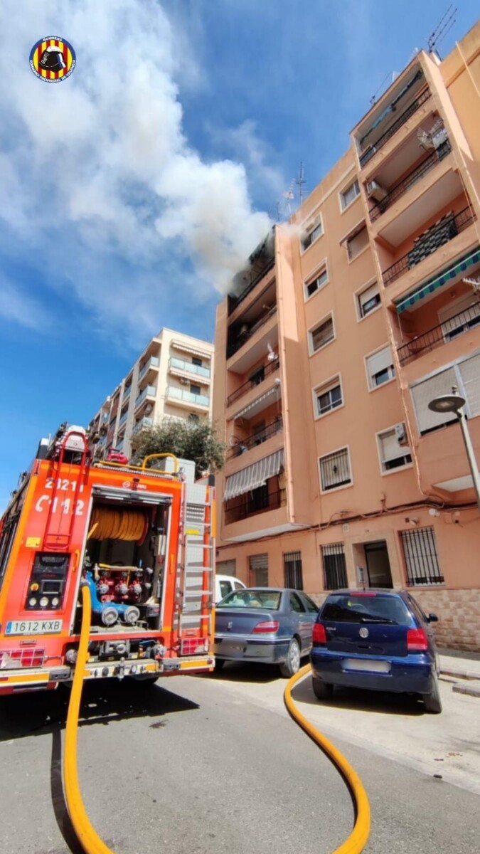 Incendio de una vivienda en un quinto piso en Paterna