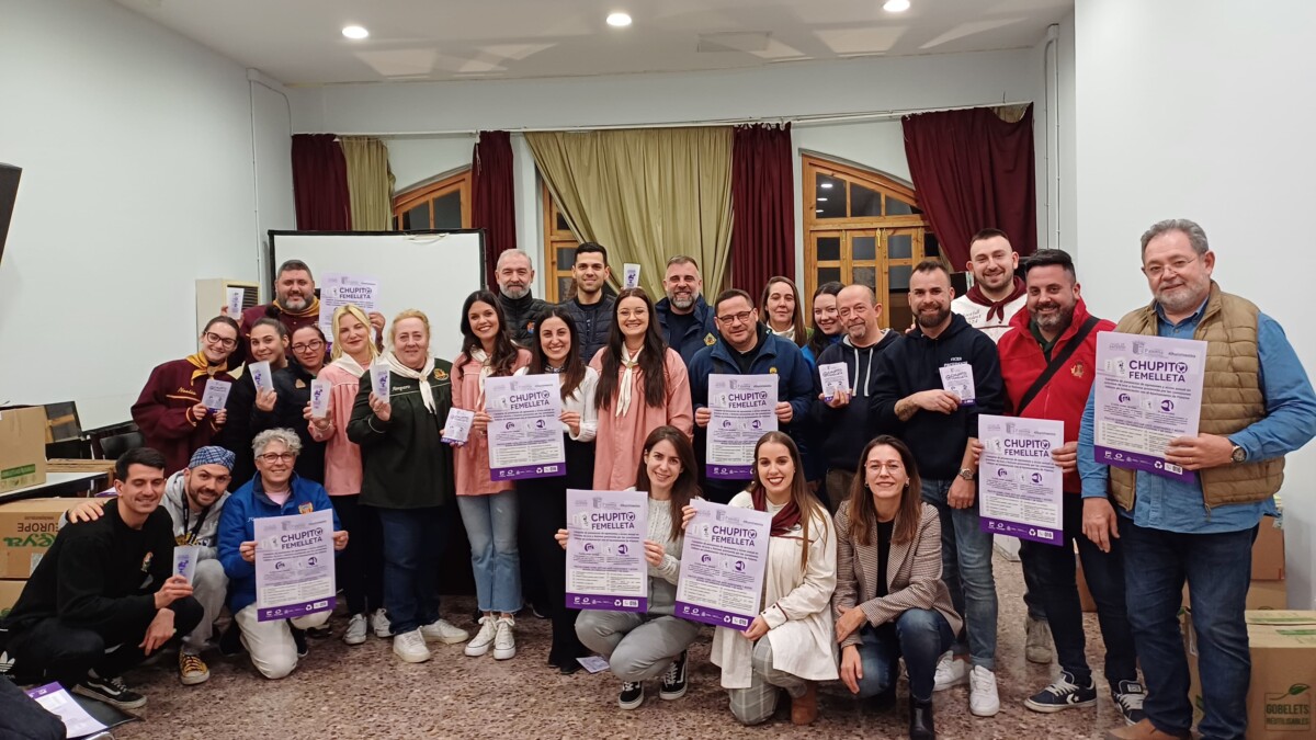 La Teniente Alcalde de Igualdad y Tradiciones junto a la Fallera Mayor de Paterna, presidenta de la JLF y respresentantes de las comisiones falleras durante el acto