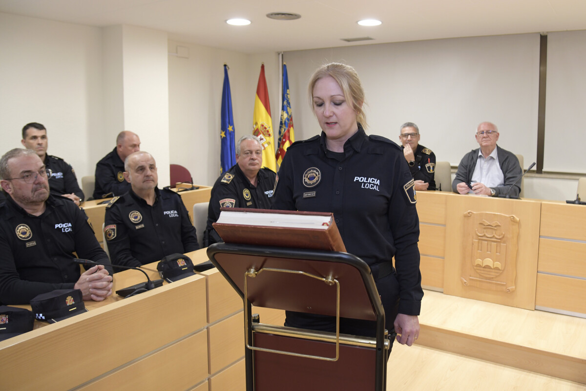 Laura Cervera primera mujer oficial de la Policía Local de Paiporta