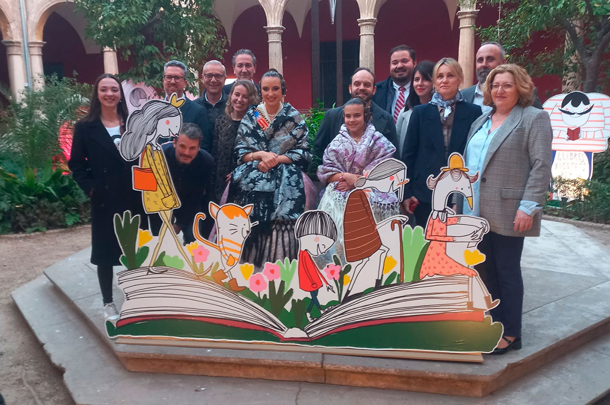 Inauguración de la instalación 'Llegir en verd' de Ceballos y Sanabria y Marina Puche en el Centre del Carme