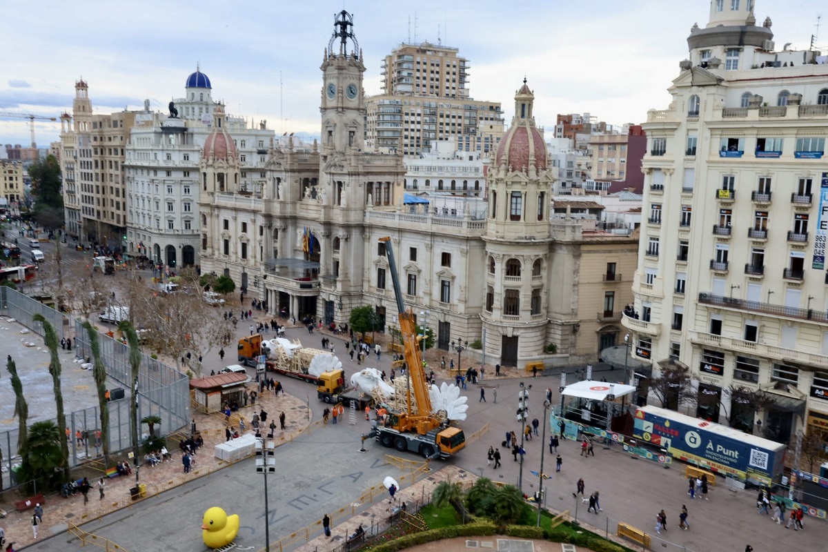Primeras piezas de la falla municipal creada por Escif y Pere Baenas