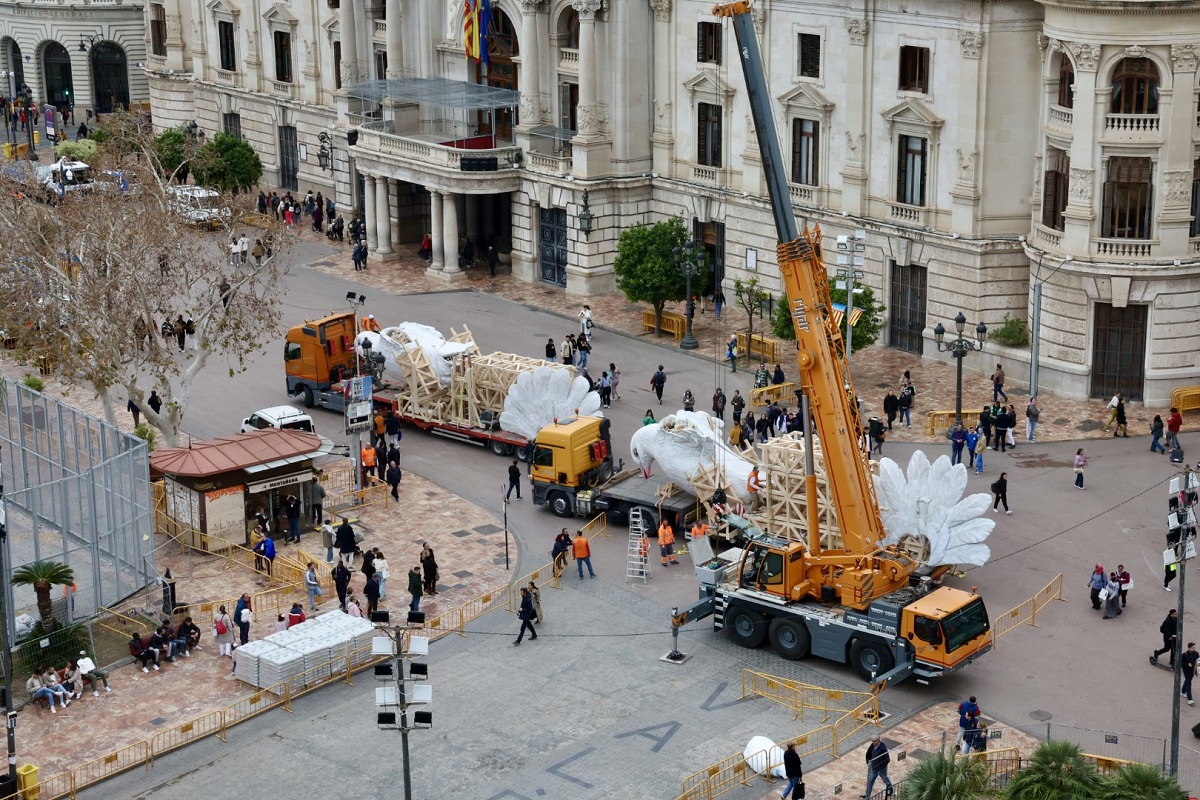 Primeras piezas de la falla municipal creada por Escif y Pere Baenas