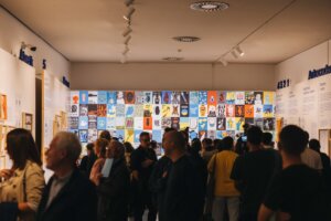 Grups de visitants contemplen una de les mostres del MuVIM