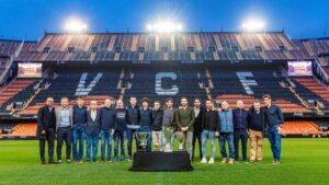 Foto de familia en Mestalla del 'Partido del triplete'