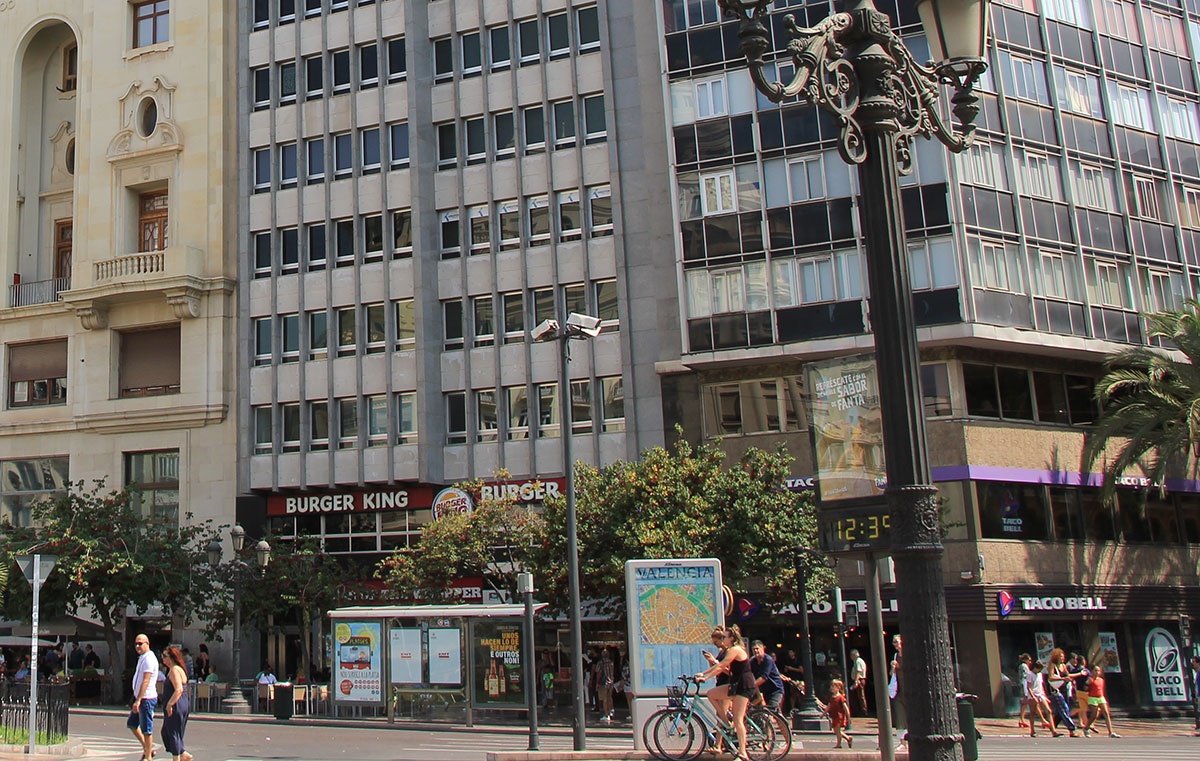 Ubicación del Burger King en la plaza del Ayuntamiento. Foto de archivo