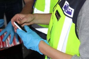 Policía inspeccionando un móvil