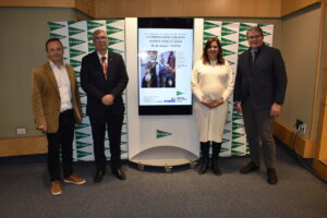 En la imagen, Sandra Gómez junto al fundador de EOS, Paco Celdrán; el presidente de la Asociación Profesional de Periodistas Valencianos, Héctor González, y Pau Pérez Rico de El Corte Inglés.